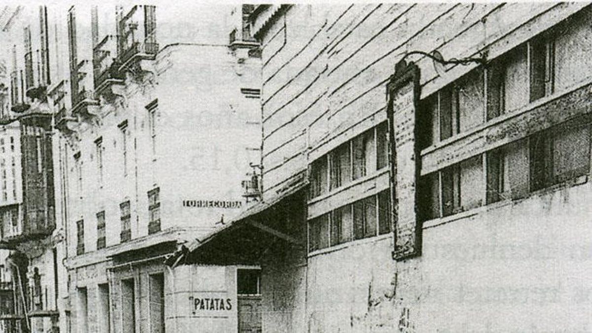 Teatro Cine Lara, en la esquina de calle Torregorda con calle Atarazanas.