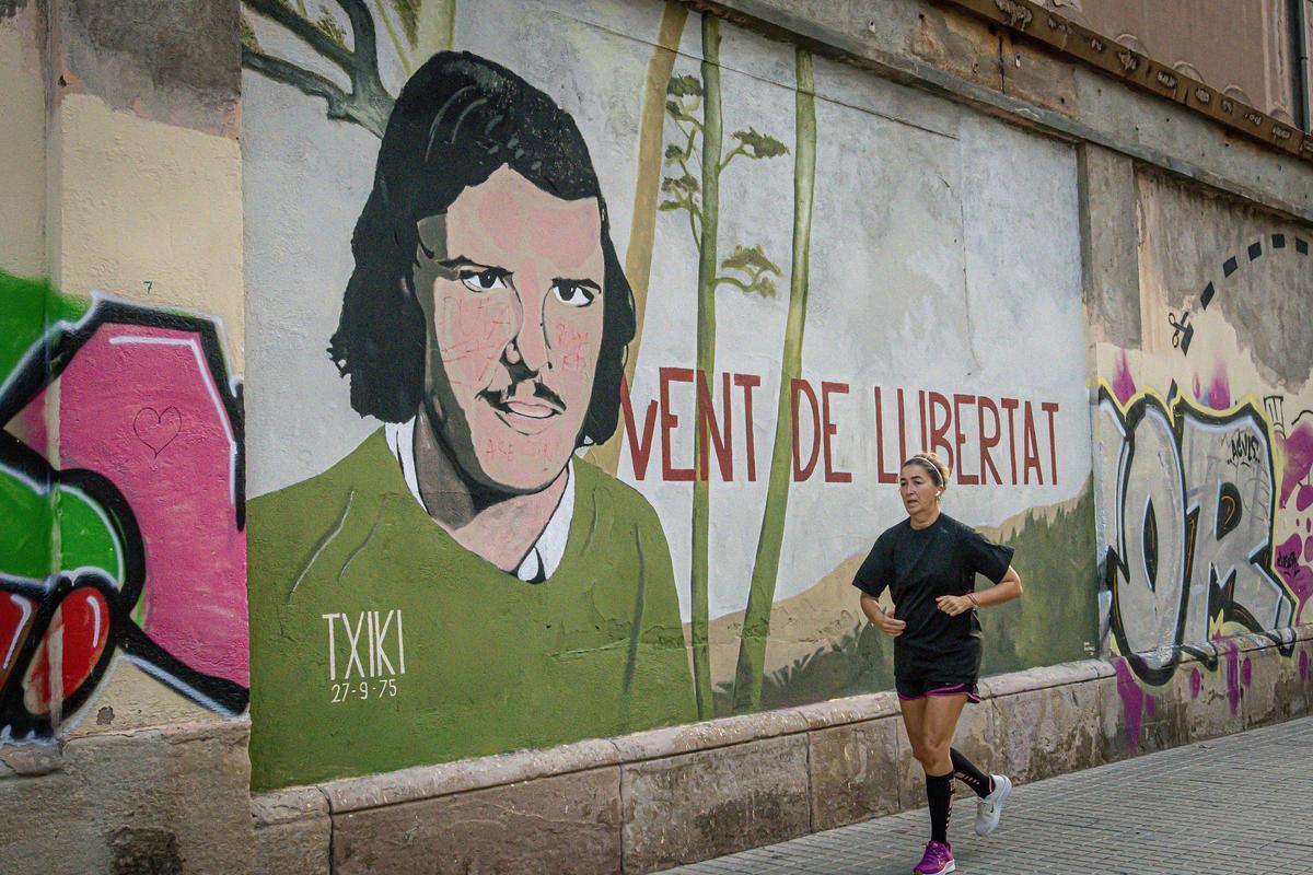 Murales pintados en las paredes de la cárcel Modelo de Barcelona