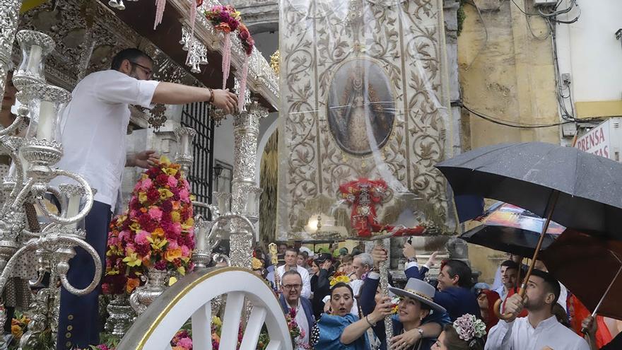 Bajo el paraguas, camino de las arenas del Rocío