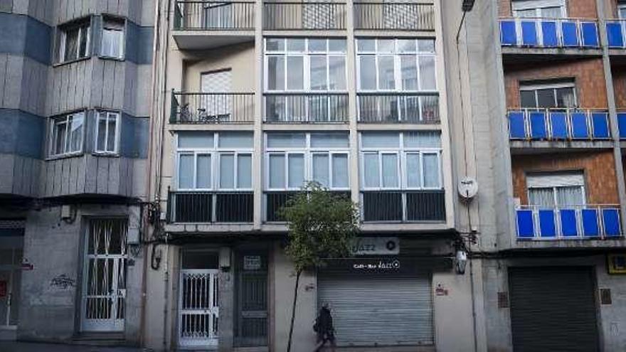 En este edificio de Emilia Pardo Bazán estaba uno de los pisos. // B. L.