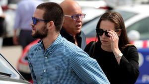 David y Olivia Fresneda, los hijos de Blanca Fernández Ochoa, en la capilla ardiente de la exesquiadora.