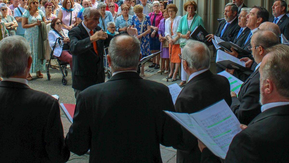 El Coro Santiaguín, cantando en los soportales de la iglesia ante un numeroso público. | L. M. D.