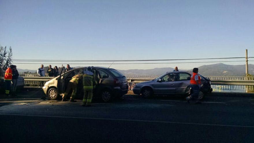 Un accidente entre tres vehículos causa importantes retenciones en Vigo