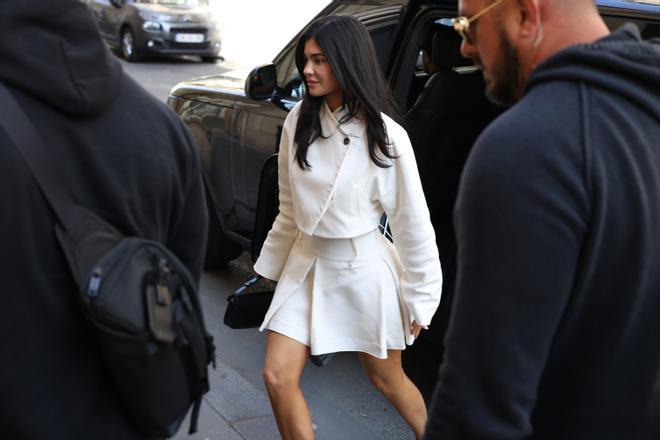 Kylie Jenner con un conjunto de color blanco