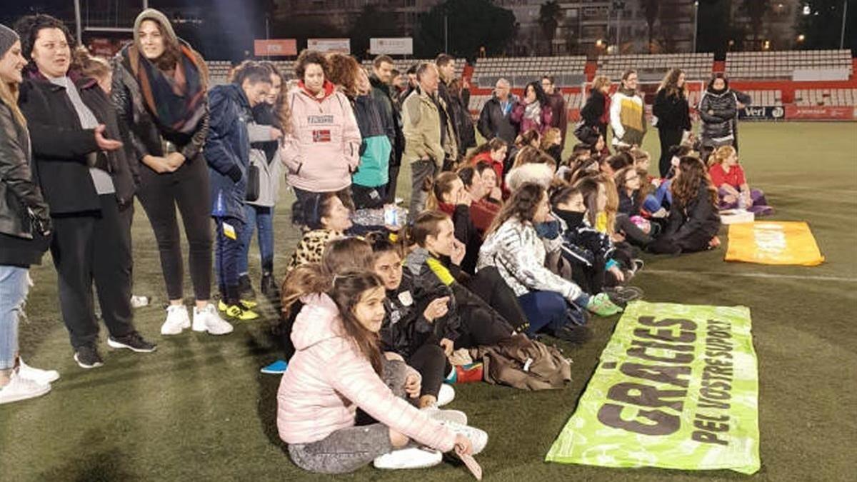 Los dos equipos y sus aficionados se plantaron en el campo para protestar por los insultos sexistas.