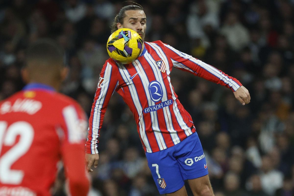 MADRID, 08/02/2025.- El delantero francés del Atlético de Madrid, Antoine Griezmann, intenta controlar el balón durante el partido de LaLiga de fútbol que Real Madrid y Atlético de Madrid disputan este sábado en el estadio Santiago Bernabéu. EFE/Juanjo Martín.