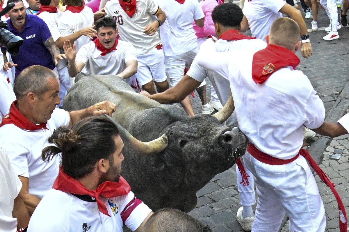 Los toros de José Escolar protagonizan un veloz y atropellado quinto encierro de los Sanfermines.