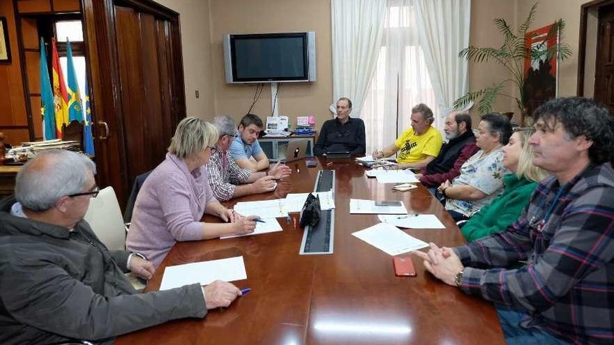 La reunión celebrada ayer en el Ayuntamiento de Langreo.