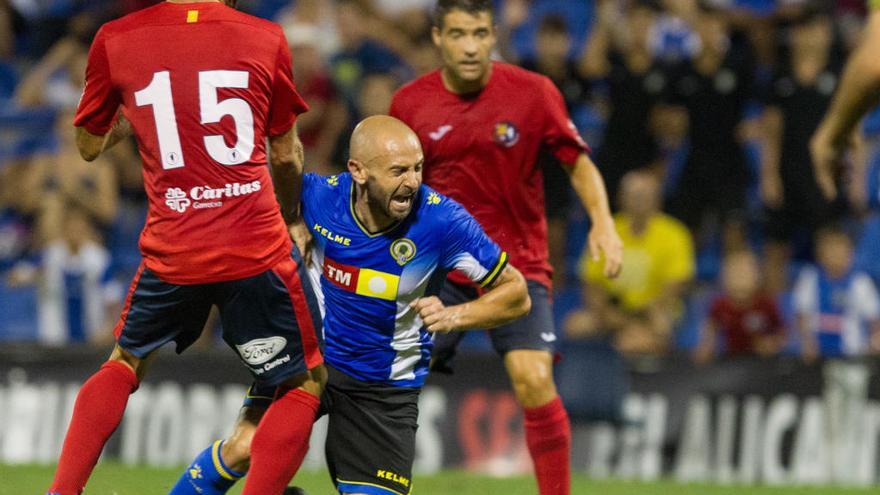 Chechu Flores cae ante un jugador del Olot el pasado sábado.