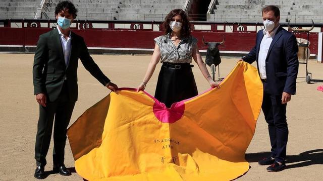 La presidenta de la Comunidad de Madrid  Isabel Diaz Ayuso (c)  el director gerente del Centro de Asuntos Taurinos de la región, el torero Miguel Abellán (i)  y el asesor taurino  Enrique Alcorta (d)  durante la firma de un protocolo para la promocion y proteccion de la tauromaquia como patrimonio cultural en la plaza de toros de Las Ventas en Madrid  este viernes  EFE  Fernando Alvarado