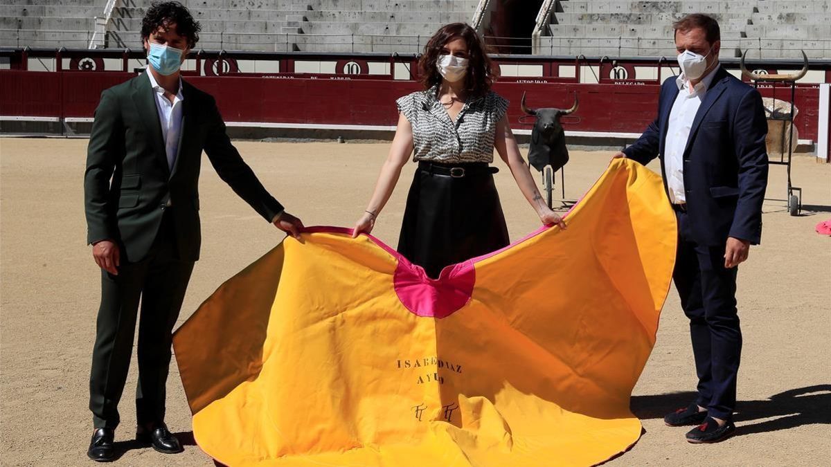 La presidenta de la Comunidad de Madrid Isabel Diaz Ayuso (c) el director gerente del Centro de Asuntos Taurinos de la región, el torero Miguel Abellán (i) y el asesor taurino Enrique Alcorta (d) durante la firma de un protocolo para la promocion y proteccion de la tauromaquia como patrimonio cultural en la plaza de toros de Las Ventas en Madrid este viernes EFE Fernando Alvarado