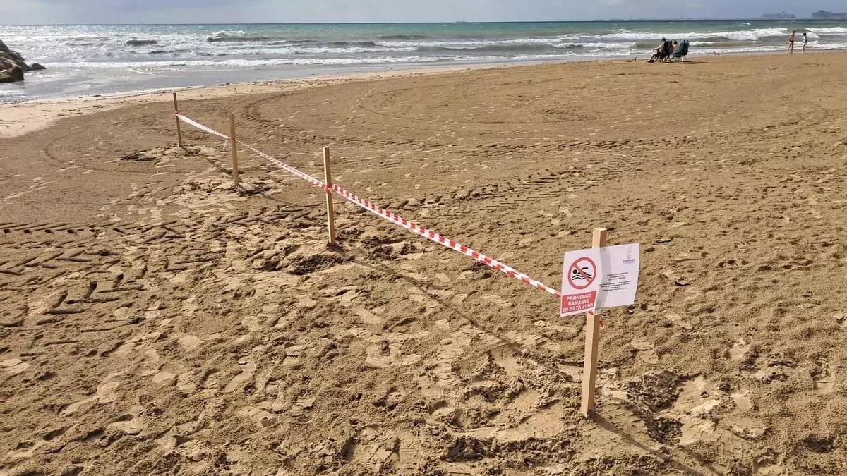 Una de las playas cerrada, en una jornada de la temporada pasada.