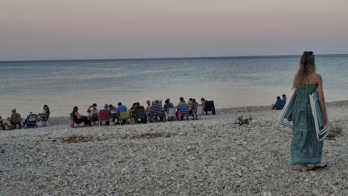 Una gran mesa de amigos, en la playa del Benissero de Xàbia