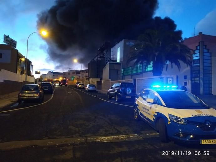 Incendio en el polígono industrial de Las Torres