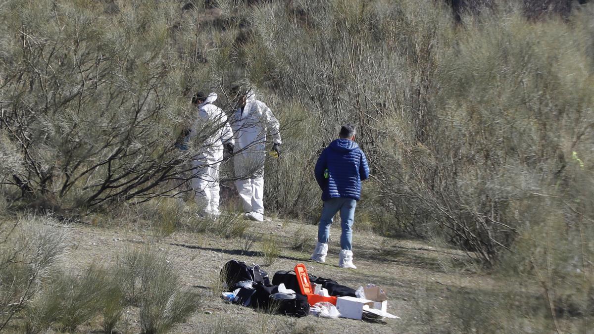 Labores policiales en el lugar donde apareció muerto el bebé.