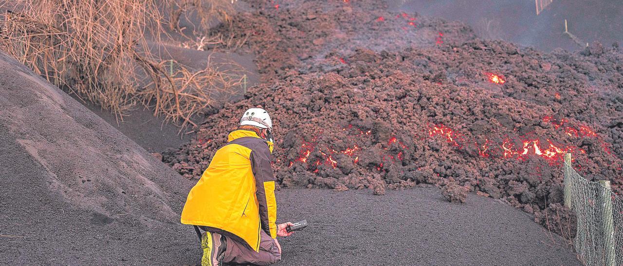 Uno de los científicos adscritos al IGN toma medidas de los parámetros de evolución de la erupción al pie de la colada en Tacande.