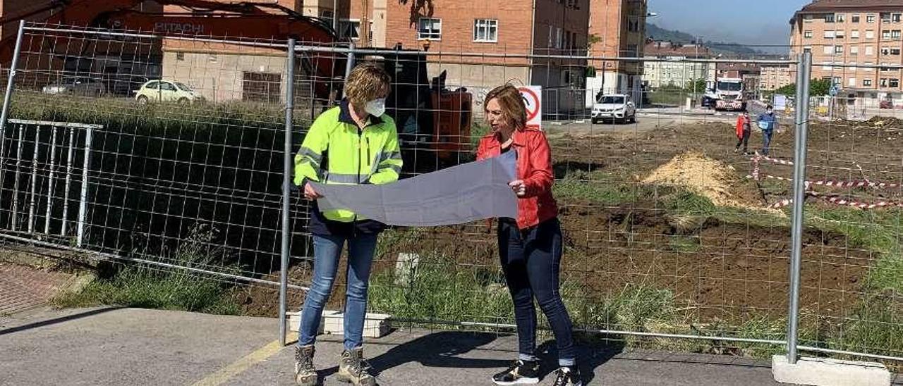 Un operario junto a la edil de Urbanismo, Susana Madera, ayer, al inicio de las obras.