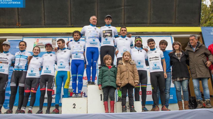 Felipe Orts, con el resto de ganadores del maillot blanco de campeón de la Copa de España en las distintas categorías