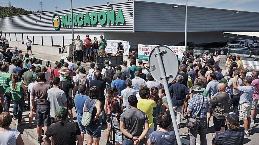 Protesta de ramaders en un Mercadona a Vic. | ORIOL CLAVERA