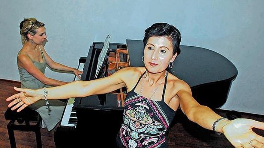 Asunción Estévez, ayer, con la pianista Gezabel Argüelles, durante un ensayo en Salason.