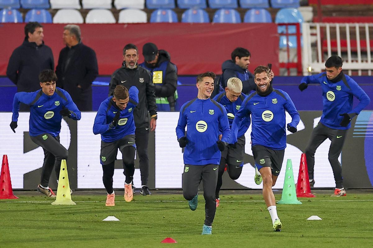 Gavi e Iñigo, en primer término, durante el último entrenamiento en Belgrado.