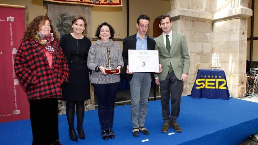 Por la izquierda, Guillermina Caso, jefa de informativos de Ser Gijón; Carmen Moriyón, Arancha Fernández, Manuel José Iglesias y Pablo González, tras la entrega del premio &quot;Gijón Ciudad Abierta&quot;.