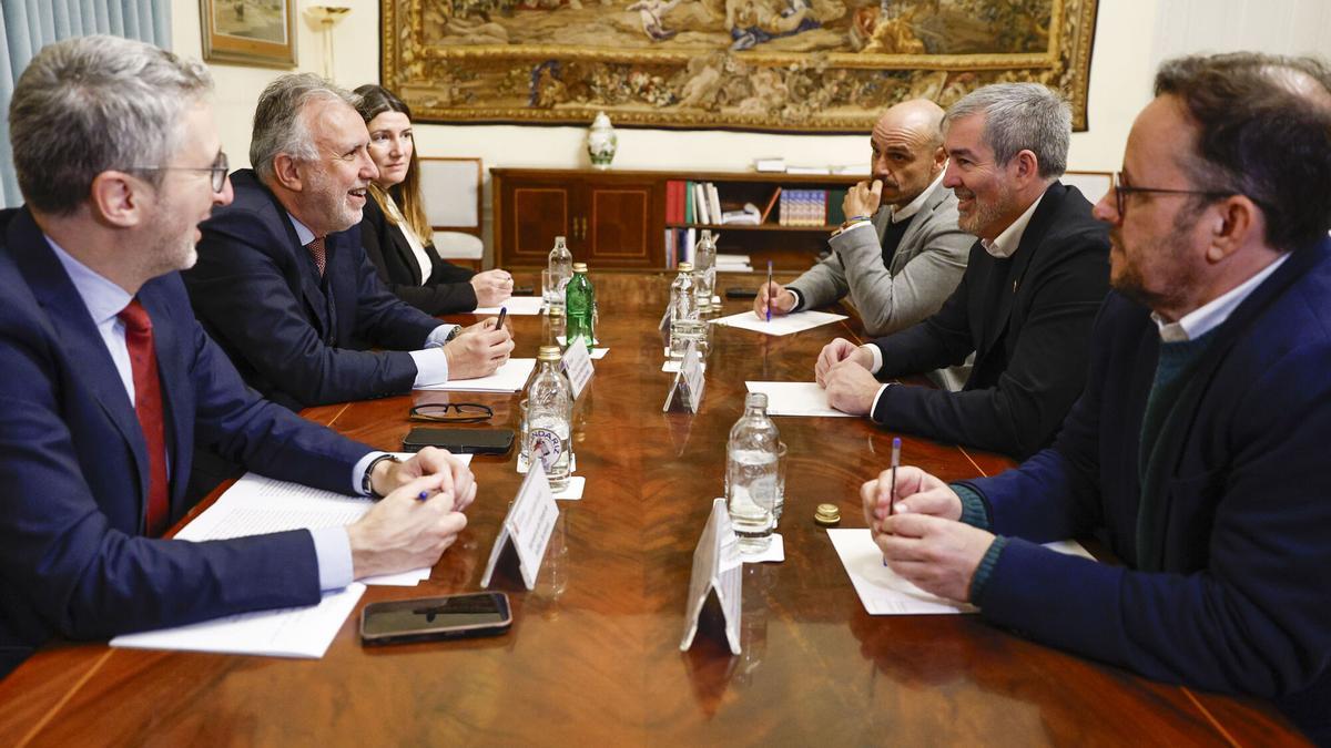 El ministro de Política Territorial, Ángel Víctor Torres (2i), y el presidente de Canarias, Fernando Clavijo (2d), durante su última reunión.