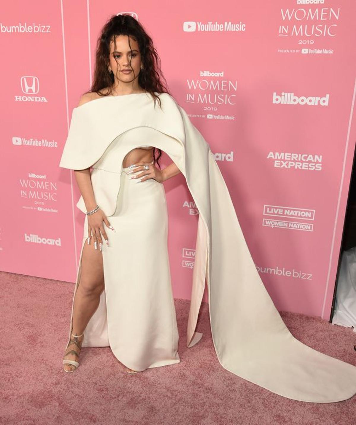 Rosalía en la alfombra rosa de los Billboard Women in Music