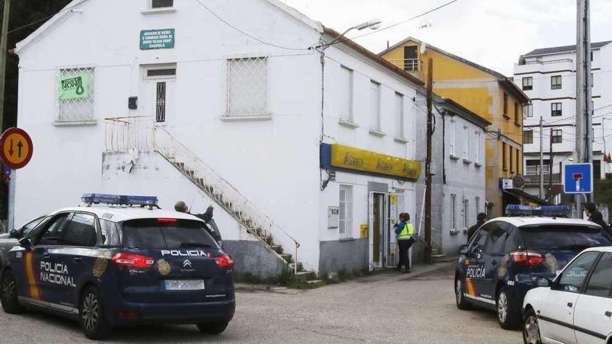 La Policía Científica llega a la sucursal de Correos asaltada en Chapela. // Alba Villar