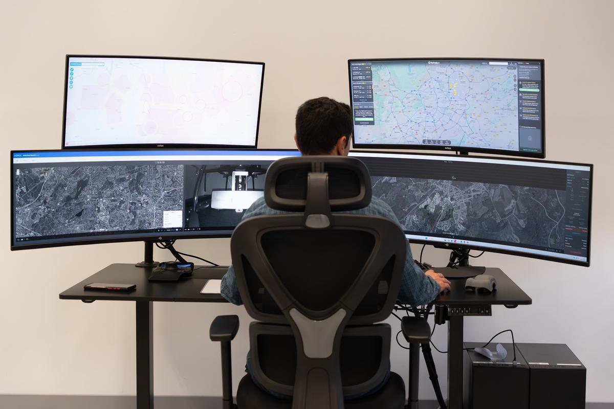 Uno de los pilotos profesionales del servicio T_Space de Telefónica en la sala de control.