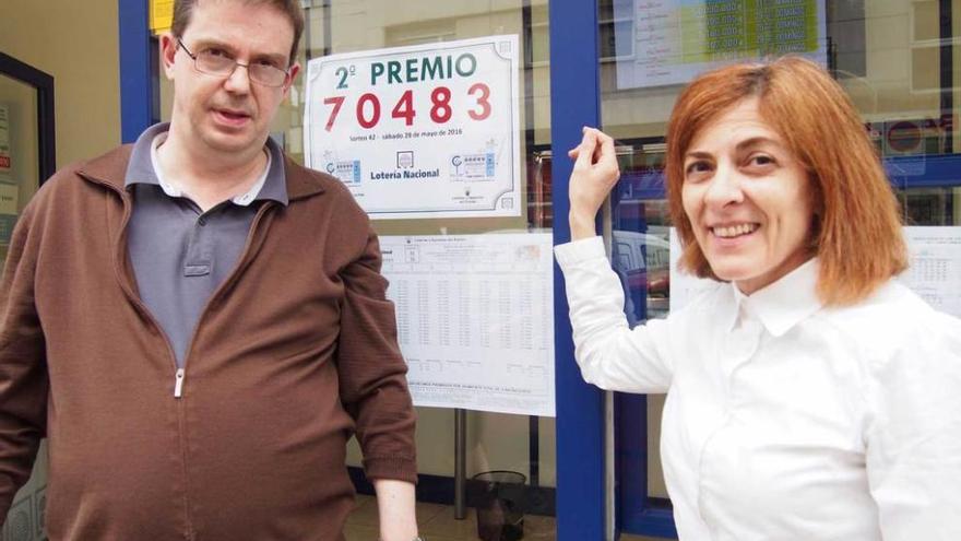 Pedro Argüelles y Esther Rozada, ayer, delante de su administración en Pola de Siero.