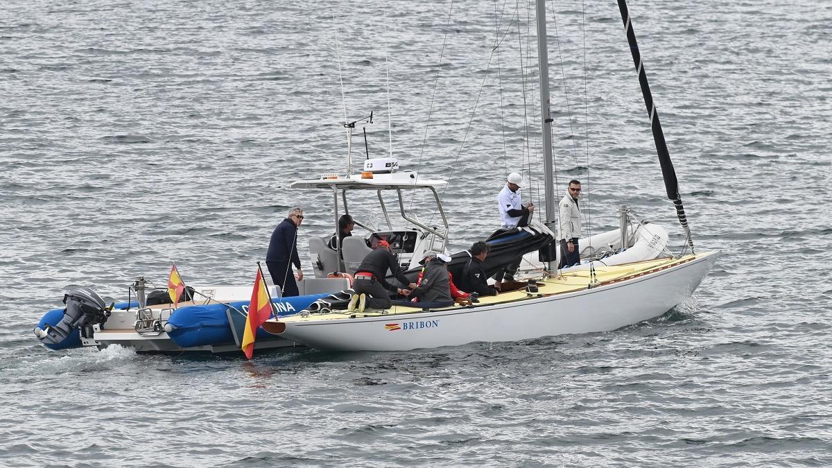 El rey emérito navega en aguas de Sanxenxo con el 'Bribón'