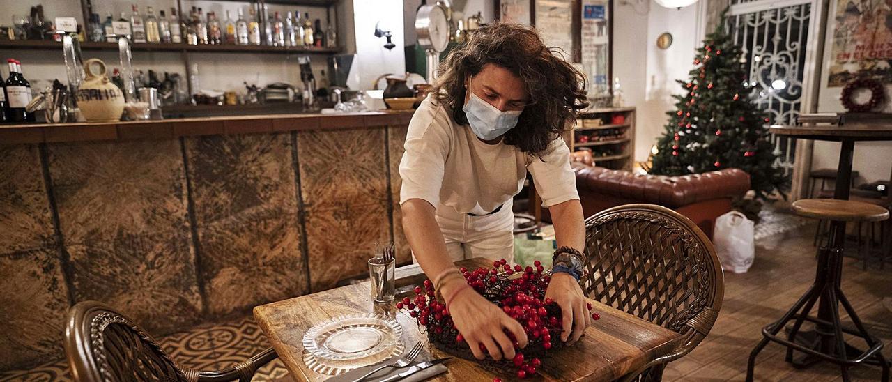 Un restaurante del casco histórico de València prepara la decoración navideña semanas antes de su llegada. | LEVANTE-EMV