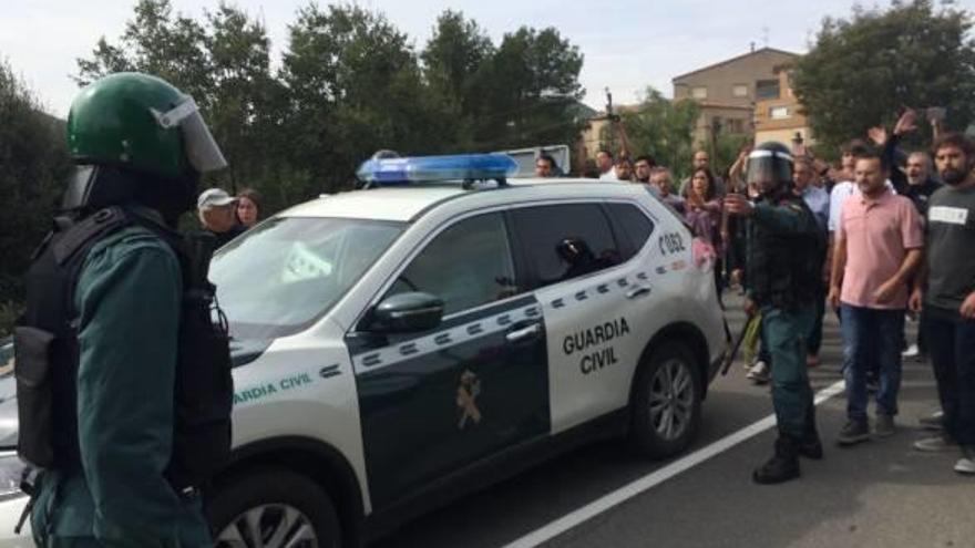 Dos agents de la Guàrdia Civil, en el moment de retirar-se de Fonollosa, durant l&#039;1-O