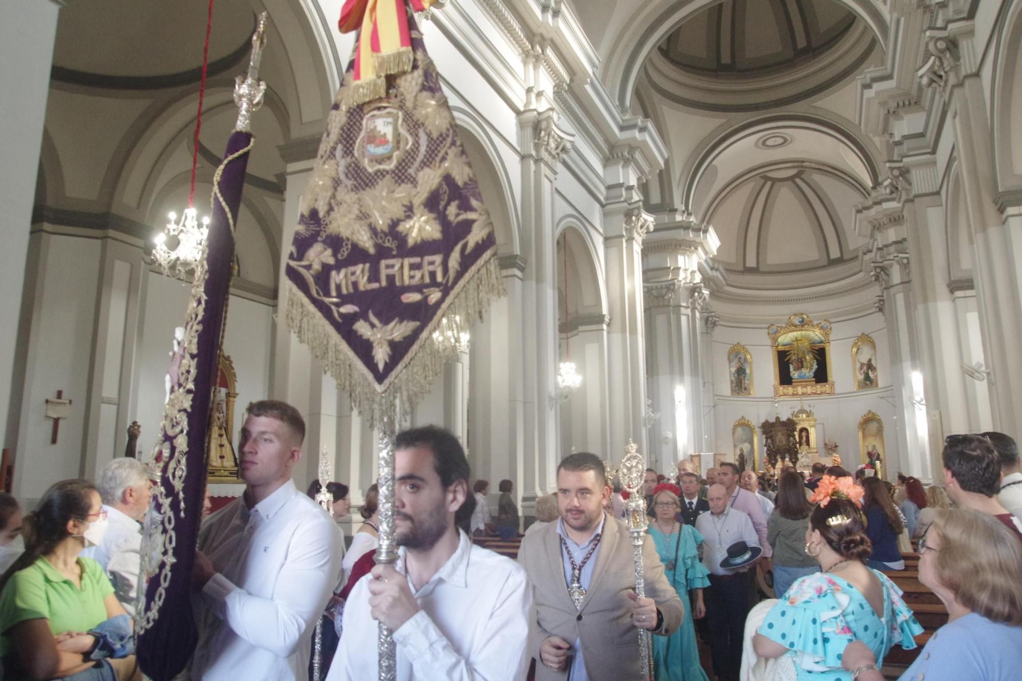 La Hermandad de Málaga sale en procesión hacia la Aldea del Rocío