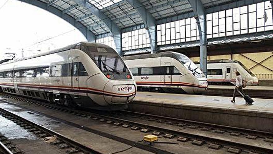 Trenes estacionados en la estación de A Coruña.