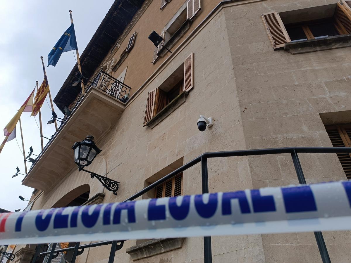 El voladizo de madera ubicado en lo alto del edificio presenta mal estado de conservación.