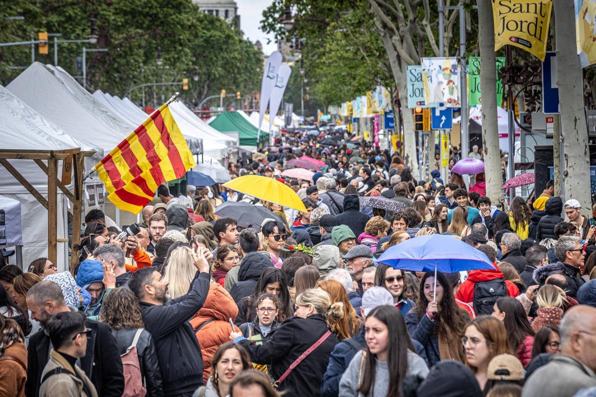 La lluvia sorprende en  Sant Jordi.