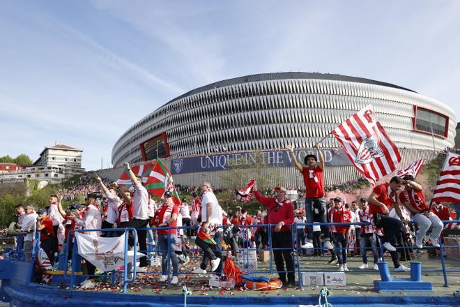 El Athletic celebra la Copa del Rey con una afición volcada con la gabarra