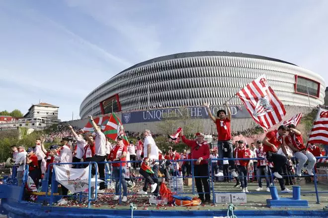 El Athletic celebra la Copa del Rey con una afición volcada con la gabarra