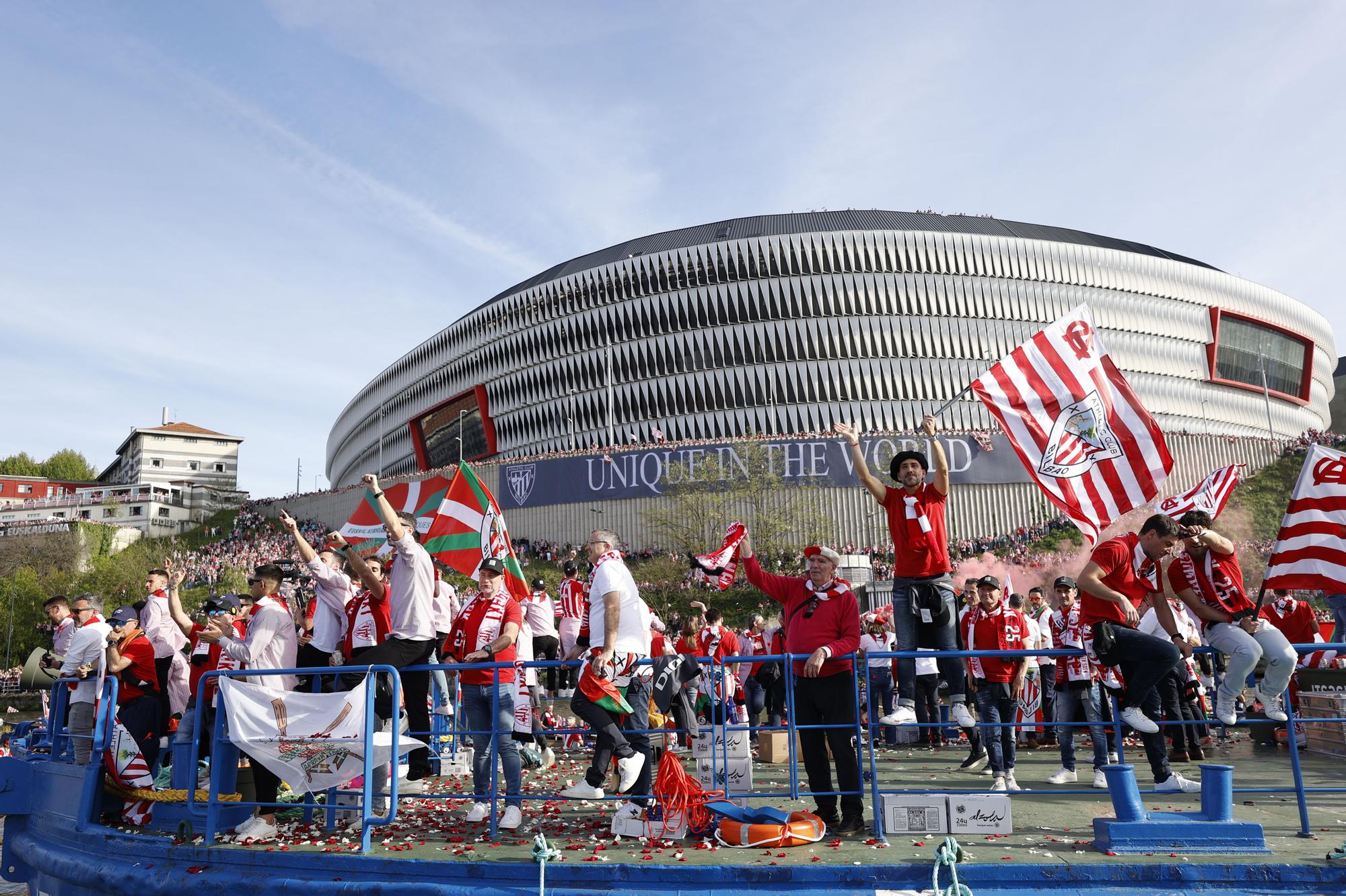 Bilbao y la Ría se abarrotan ansiosos de ver la gabarra