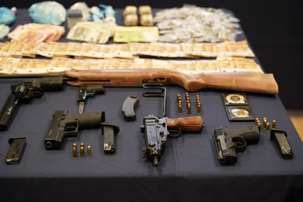 Abajo, con empuñadura marrón, el subfusil Skorpion intervenido en La Trinidad.