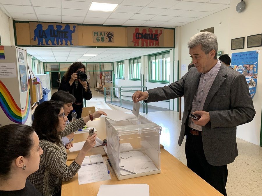 El candidato de Vox, Fernando Mayo, vota en el Xelmírez I