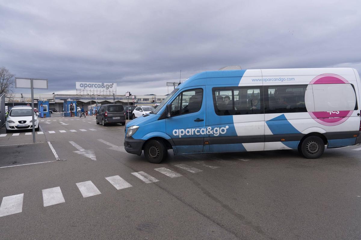 Instalaciones de la empresa aparc&amp;go en las inmediaciones del aeropuerto de El Prat. El sector reclama mayor control ante la proliferación de parkings ilegales en la zona.