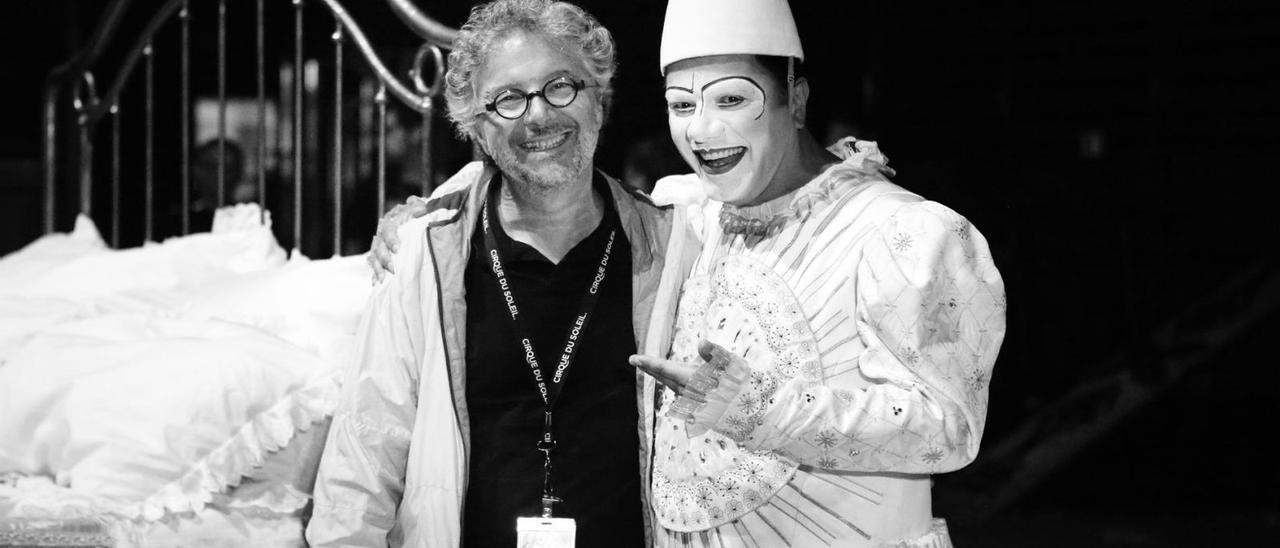 Daniele Finzi Pasca con uno de los payasos de ‘Corteo’, el espectáculo del Circo del Sol que vendrá a Mallorca en agosto.  | VIVIANA CANGIALOSI