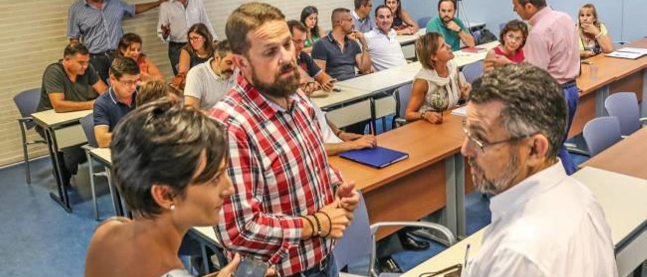 Alcaldes y concejales de la Vega Baja durante una reunión en la sede de la Diputación en Bigastro.