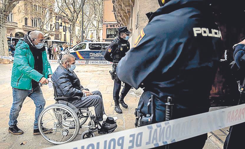 ‘La Paca’ arropa a su hermano a las puertas de la Audiencia Provincial