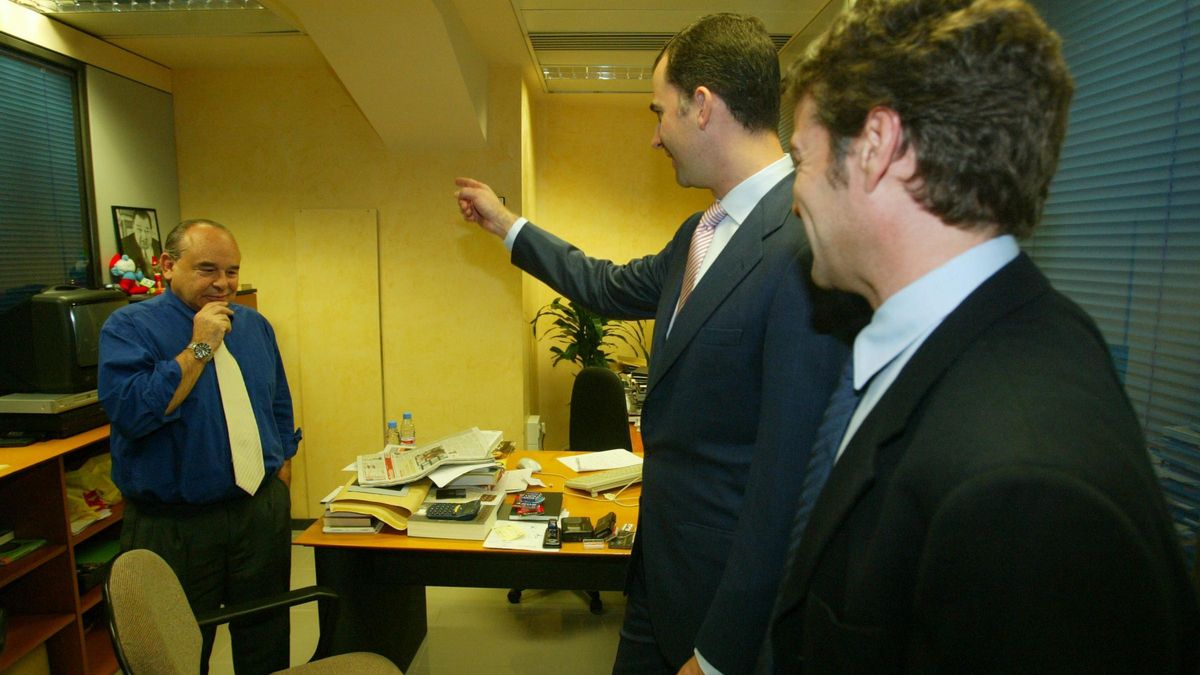 El Rey Felipe señala a Arturo San Agustín en una visita a El Periódico