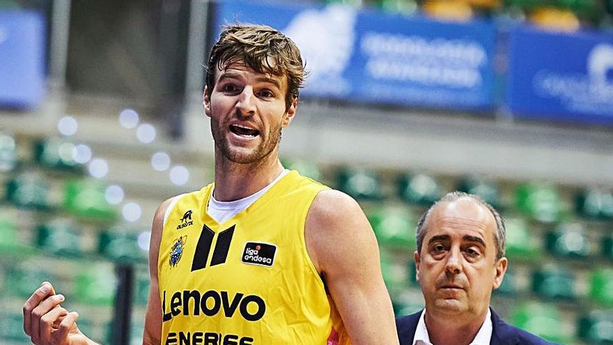 Aaron Doornekamp habla con un colegiado en un partido del Lenovo. | | ACB PHOTO