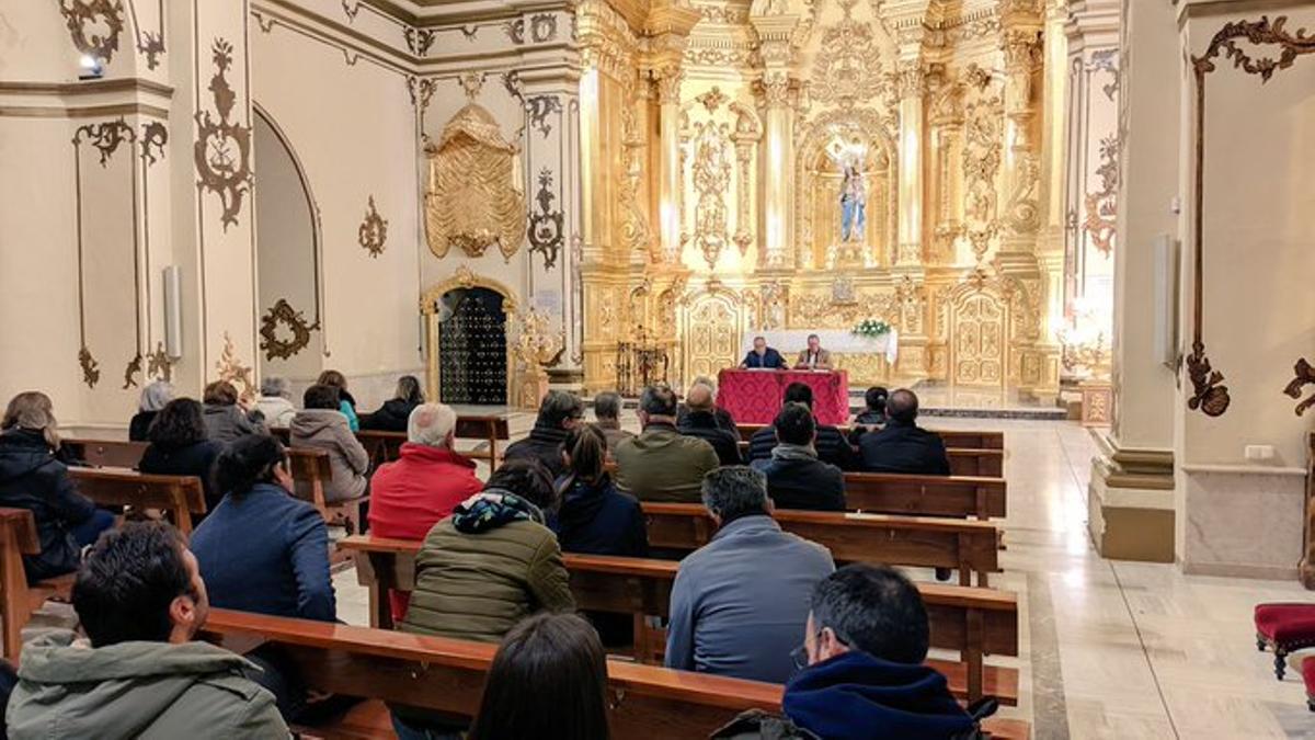 Asamblea general extraordinaria que se celebraba, anoche, en la capilla del Rosario, sede religiosa del Paso Blanco.